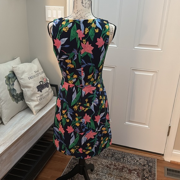 EUC J. Crew Floral Dress is size 6. - Picture 5 of 9